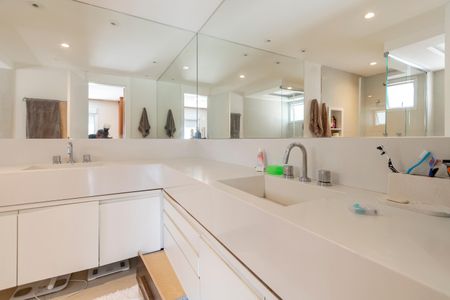 Apartamento à venda com 258m², 4 quartos e 4 vagas Apartamento à venda com 258m², 4 quartos e 4 vagasBanheiro da Suíte 1