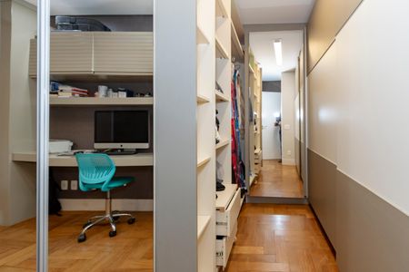 Apartamento à venda com 258m², 4 quartos e 4 vagas Apartamento à venda com 258m², 4 quartos e 4 vagasCloset da Suíte 1