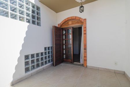 Casa à venda com 244m², 3 quartos e 5 vagas Casa à venda com 244m², 3 quartos e 5 vagasQuarto 2 - varanda