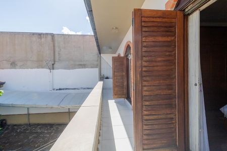 Casa à venda com 244m², 3 quartos e 5 vagas Casa à venda com 244m², 3 quartos e 5 vagasSuíte - varanda