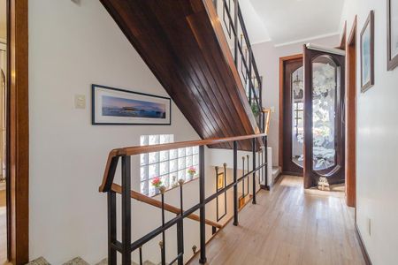 Casa à venda com 244m², 3 quartos e 5 vagas Casa à venda com 244m², 3 quartos e 5 vagasCorredor