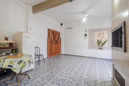 Casa à venda com 244m², 3 quartos e 5 vagas Casa à venda com 244m², 3 quartos e 5 vagasQuintal dos Fundos