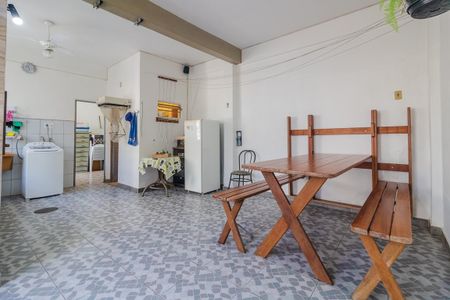 Casa à venda com 244m², 3 quartos e 5 vagas Casa à venda com 244m², 3 quartos e 5 vagasQuintal dos Fundos