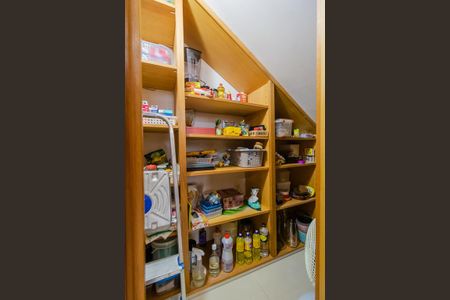 Casa à venda com 244m², 3 quartos e 5 vagas Casa à venda com 244m², 3 quartos e 5 vagasDespensa embaixo da escada