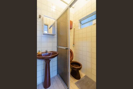 Casa à venda com 244m², 3 quartos e 5 vagas Casa à venda com 244m², 3 quartos e 5 vagasQuintal dos Fundos - banheiro