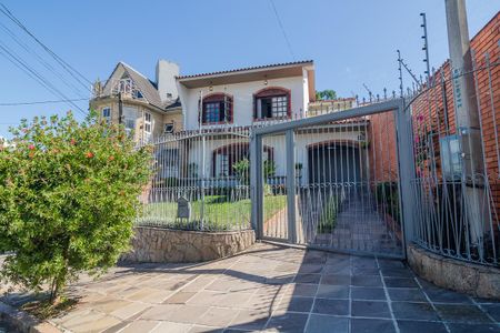 Casa à venda com 244m², 3 quartos e 5 vagas Casa à venda com 244m², 3 quartos e 5 vagasFachada