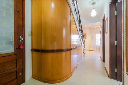 Casa à venda com 244m², 3 quartos e 5 vagas Casa à venda com 244m², 3 quartos e 5 vagasDespensa embaixo da escada