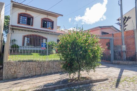 Casa à venda com 244m², 3 quartos e 5 vagas Casa à venda com 244m², 3 quartos e 5 vagasFachada