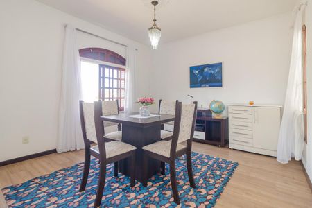 Casa à venda com 244m², 3 quartos e 5 vagas Casa à venda com 244m², 3 quartos e 5 vagasSala do segundo andar