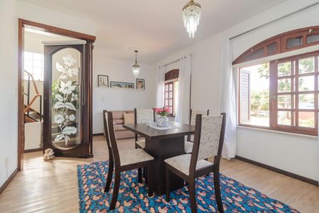 Casa à venda com 244m², 3 quartos e 5 vagas Casa à venda com 244m², 3 quartos e 5 vagasSala do segundo andar