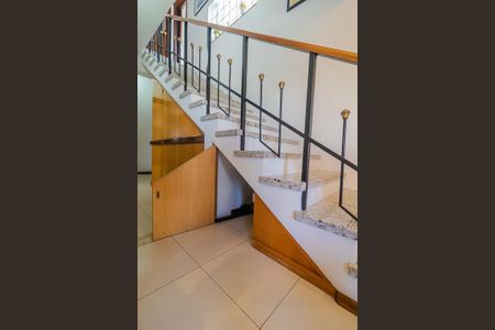 Casa à venda com 244m², 3 quartos e 5 vagas Casa à venda com 244m², 3 quartos e 5 vagasDespensa embaixo da escada