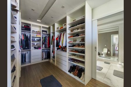 Casa à venda com 330m², 4 quartos e 2 vagas Casa à venda com 330m², 4 quartos e 2 vagasCloset da suíte 1