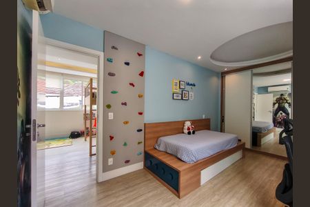 Casa à venda com 330m², 4 quartos e 2 vagas Casa à venda com 330m², 4 quartos e 2 vagasSuíte 4