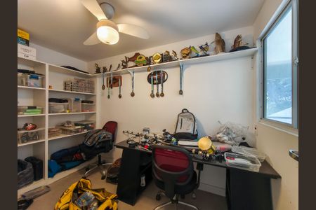 Casa à venda com 330m², 4 quartos e 2 vagas Casa à venda com 330m², 4 quartos e 2 vagasQuarto de Serviço