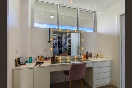 Casa à venda com 330m², 4 quartos e 2 vagas Casa à venda com 330m², 4 quartos e 2 vagasCloset da suíte 1