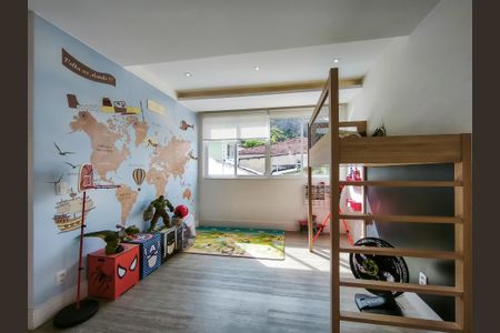 Casa à venda com 330m², 4 quartos e 2 vagas Casa à venda com 330m², 4 quartos e 2 vagasBrinquedoteca