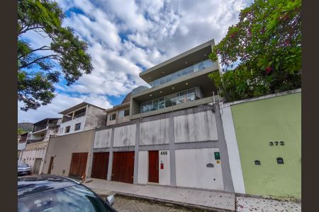 Casa à venda com 330m², 4 quartos e 2 vagas Casa à venda com 330m², 4 quartos e 2 vagasFachada