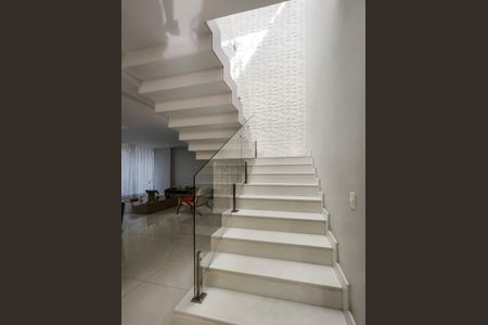 Casa à venda com 330m², 4 quartos e 2 vagas Casa à venda com 330m², 4 quartos e 2 vagasEscada