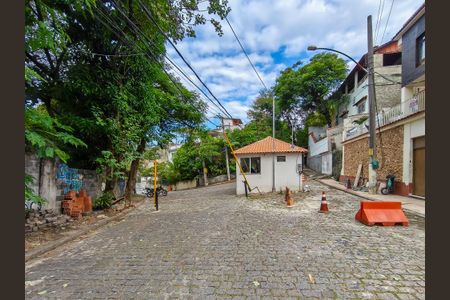 Casa à venda com 330m², 4 quartos e 2 vagas Casa à venda com 330m², 4 quartos e 2 vagasFachada