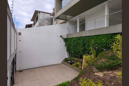 Casa à venda com 330m², 4 quartos e 2 vagas Casa à venda com 330m², 4 quartos e 2 vagasGaragem