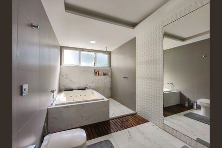 Casa à venda com 330m², 4 quartos e 2 vagas Casa à venda com 330m², 4 quartos e 2 vagasBanheiro da Suíte 1