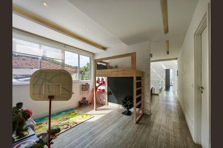 Casa à venda com 330m², 4 quartos e 2 vagas Casa à venda com 330m², 4 quartos e 2 vagasBrinquedoteca