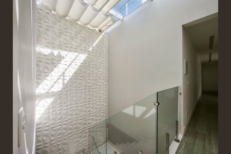 Casa à venda com 330m², 4 quartos e 2 vagas Casa à venda com 330m², 4 quartos e 2 vagasHall social