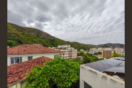 Casa à venda com 330m², 4 quartos e 2 vagas Casa à venda com 330m², 4 quartos e 2 vagasTerraço