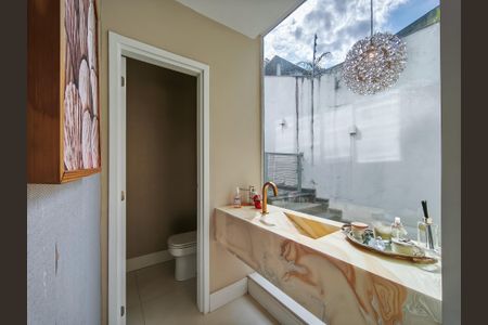 Casa à venda com 330m², 4 quartos e 2 vagas Casa à venda com 330m², 4 quartos e 2 vagasLavabo Sala