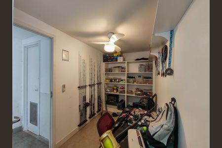 Casa à venda com 330m², 4 quartos e 2 vagas Casa à venda com 330m², 4 quartos e 2 vagasQuarto de Serviço