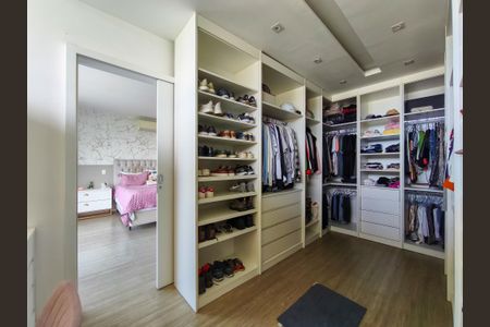 Casa à venda com 330m², 4 quartos e 2 vagas Casa à venda com 330m², 4 quartos e 2 vagasCloset da suíte 1