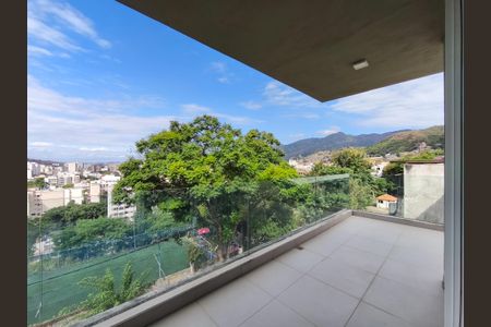 Casa à venda com 330m², 4 quartos e 2 vagas Casa à venda com 330m², 4 quartos e 2 vagasVaranda da Suíte 1