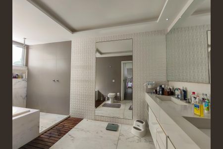 Casa à venda com 330m², 4 quartos e 2 vagas Casa à venda com 330m², 4 quartos e 2 vagasBanheiro da Suíte 1