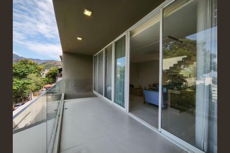 Casa à venda com 330m², 4 quartos e 2 vagas Casa à venda com 330m², 4 quartos e 2 vagasVaranda da Sala