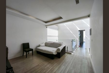 Casa à venda com 330m², 4 quartos e 2 vagas Casa à venda com 330m², 4 quartos e 2 vagasHall social