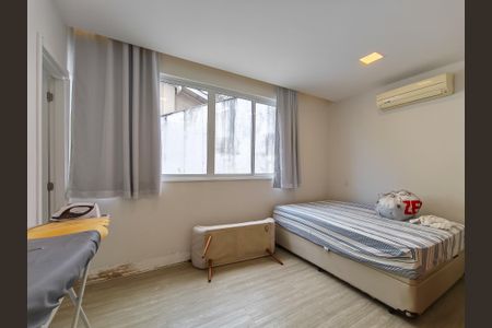 Casa à venda com 330m², 4 quartos e 2 vagas Casa à venda com 330m², 4 quartos e 2 vagasSuíte 3