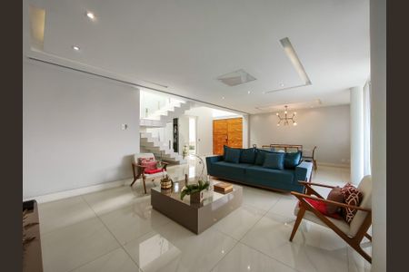 Casa à venda com 330m², 4 quartos e 2 vagas Casa à venda com 330m², 4 quartos e 2 vagasSala