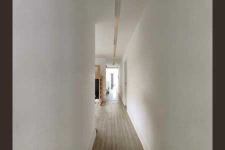 Casa à venda com 330m², 4 quartos e 2 vagas Casa à venda com 330m², 4 quartos e 2 vagasCorredor