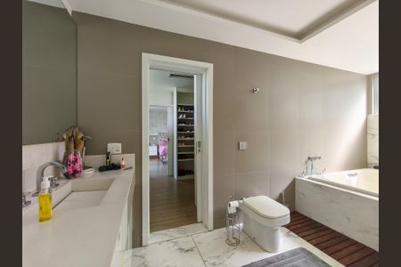 Casa à venda com 330m², 4 quartos e 2 vagas Casa à venda com 330m², 4 quartos e 2 vagasBanheiro da Suíte 1