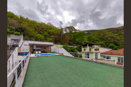 Casa à venda com 330m², 4 quartos e 2 vagas Casa à venda com 330m², 4 quartos e 2 vagasTerraço
