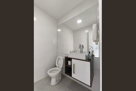 Casa à venda com 330m², 4 quartos e 2 vagas Casa à venda com 330m², 4 quartos e 2 vagasBanheiro social