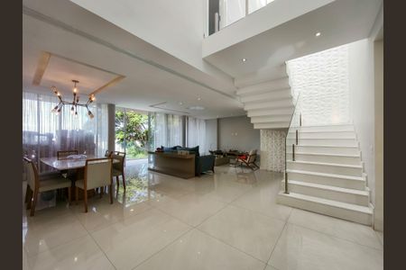 Casa à venda com 330m², 4 quartos e 2 vagas Casa à venda com 330m², 4 quartos e 2 vagasSala