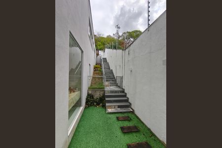 Casa à venda com 330m², 4 quartos e 2 vagas Casa à venda com 330m², 4 quartos e 2 vagasEscada