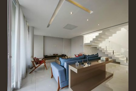 Casa à venda com 330m², 4 quartos e 2 vagas Casa à venda com 330m², 4 quartos e 2 vagasSala