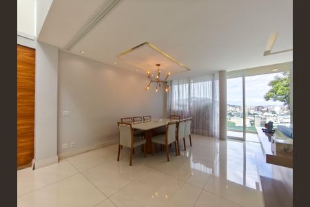 Casa à venda com 330m², 4 quartos e 2 vagas Casa à venda com 330m², 4 quartos e 2 vagasSala