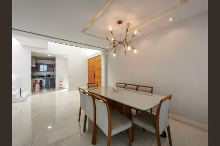 Casa à venda com 330m², 4 quartos e 2 vagas Casa à venda com 330m², 4 quartos e 2 vagasSala