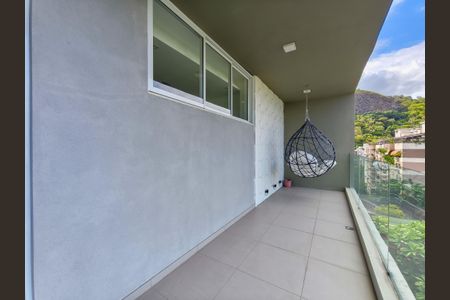 Casa à venda com 330m², 4 quartos e 2 vagas Casa à venda com 330m², 4 quartos e 2 vagasVaranda da Suíte 1