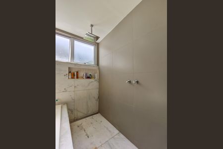 Casa à venda com 330m², 4 quartos e 2 vagas Casa à venda com 330m², 4 quartos e 2 vagasBanheiro da Suíte 1