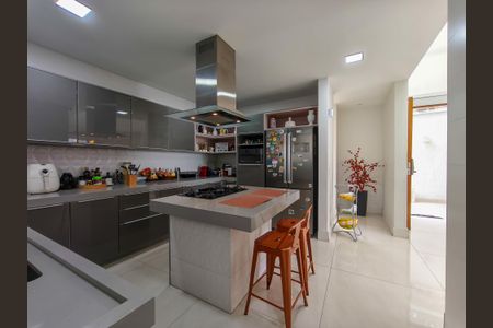 Casa à venda com 330m², 4 quartos e 2 vagas Casa à venda com 330m², 4 quartos e 2 vagasCozinha