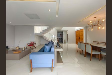 Casa à venda com 330m², 4 quartos e 2 vagas Casa à venda com 330m², 4 quartos e 2 vagasSala